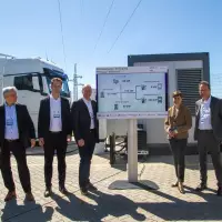 Bei der Bidi-eTruck-Premiere von Projekt SPIRIT-E in Regensburg (v.l.): Thomas Ille, Leiter Early Pilots & Innovation Partnering bei MAN Truck & Bus, Conrad Mummert, Lead SBRS Europe, Markus Schmid, Geschäftsführer Spedition Schmid, Sandra Wimmer, Vorstandsmitglied REWAG, Prof. Dr.-Ing Markus Lienkamp, Lehrstuhl für Fahrzeugtechnik TUM. Bei der Bidi-eTruck-Premiere von Projekt SPIRIT-E in Regensburg (v.l.): Thomas Ille, Leiter Early Pilots & Innovation Partnering bei MAN Truck & Bus, Conrad Mummert, Lead SBRS Europe, Markus Schmid, Geschäftsführer Spedition Schmid, Sandra Wimmer, Vorstandsmitglied REWAG, Prof. Dr.-Ing Markus Lienkamp, Lehrstuhl für Fahrzeugtechnik TUM.