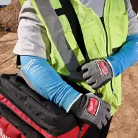 Zu den neuen Produkten mit kühlenden Eigenschaften gehört ein kühlender Arm-Schnittschutz mit 40 cm Länge. Zu den neuen Produkten mit kühlenden Eigenschaften gehört ein kühlender Arm-Schnittschutz mit 40 cm Länge.