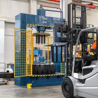 Am Standort Osnabrück presst Bohnenkamp Industriereifen auf und liefert montagefertige Kompletträder an Handel und OEM-Partner. Am Standort Osnabrück presst Bohnenkamp Industriereifen auf und liefert montagefertige Kompletträder an Handel und OEM-Partner.