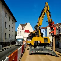 Nicht nur in der Innenstadt von Nürnberg gibt es Baustellen, wo nur der HYDREMA den Einsatz mit schwerem Gerät sicherstellen kann.
Nicht nur in der Innenstadt von Nürnberg gibt es Baustellen, wo nur der HYDREMA den Einsatz mit schwerem Gerät sicherstellen kann.