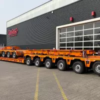 Die Titschkus & Wittrock GmbH & Co. KG aus Stuhr hat ihr Fahrzeugportfolio um ein nutzlastoptimiertes Nooteboom-Tiefbett vom Typ Euro-143-46 ICP erweitert, das sich dank variabler Ladebettlänge und Kurzkuppelstück flexibel vom 4+6-Achs-Tiefbett zum 10-achsigen Satteltieflader umrüsten lässt. Die Titschkus & Wittrock GmbH & Co. KG aus Stuhr hat ihr Fahrzeugportfolio um ein nutzlastoptimiertes Nooteboom-Tiefbett vom Typ Euro-143-46 ICP erweitert, das sich dank variabler Ladebettlänge und Kurzkuppelstück flexibel vom 4+6-Achs-Tiefbett zum 10-achsigen Satteltieflader umrüsten lässt.