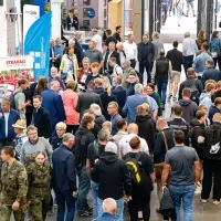 Die 71. NordBau findet vom 9. bis 13. September 2026 in den Holstenhallen Neumünster statt und setzt mit neuen Holzbau-Hallen, digitalem und nachhaltigem Bauen, Nachwuchsförderung sowie einem erweiterten Kongressprogramm neue Schwerpunkte für die Baubranche. Quelle: Holstenhallen Neumünster – NordBau – SixConcept Die 71. NordBau findet vom 9. bis 13. September 2026 in den Holstenhallen Neumünster statt und setzt mit neuen Holzbau-Hallen, digitalem und nachhaltigem Bauen, Nachwuchsförderung sowie einem erweiterten Kongressprogramm neue Schwerpunkte für die Baubranche. Quelle: Holstenhallen Neumünster – NordBau – SixConcept