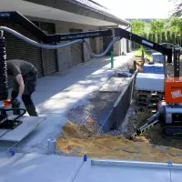 Ohne Kraftaufwand über eine weite Strecke und präzise werden mit dem Vacu-Mobil-Allrounder von Optimas die wertvollen Keramikplatten befördert und eingebaut. Ohne Kraftaufwand über eine weite Strecke und präzise werden mit dem Vacu-Mobil-Allrounder von Optimas die wertvollen Keramikplatten befördert und eingebaut.