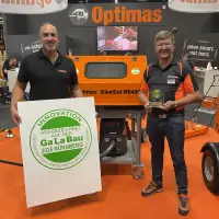 F.-J. Werner, Geschäftsführer Optimas GmbH (re.) nimmt den Innovationspreis für das Schneidsystem SilentCut MR 400 entgegen. F.-J. Werner, Geschäftsführer Optimas GmbH (re.) nimmt den Innovationspreis für das Schneidsystem SilentCut MR 400 entgegen.