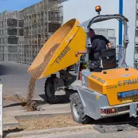 Die Hermann Paus Maschinenfabrik GmbH erkannte früh die Führerscheinproblematik auf Baustellen und entwickelte als erster Hersteller Dumper mit Flurförderzeug-Zulassung, die bis 25 km/h und mit bis zu 18 t zulässigem Gesamtgewicht ohne Lkw-Führerschein im Straßenverkehr bewegt werden dürfen. Damit reagiert das Unternehmen auf den Fachkräftemangel, reduziert Stillstandzeiten und beschleunigt Abläufe auf der Baustelle. Die Hermann Paus Maschinenfabrik GmbH erkannte früh die Führerscheinproblematik auf Baustellen und entwickelte als erster Hersteller Dumper mit Flurförderzeug-Zulassung, die bis 25 km/h und mit bis zu 18 t zulässigem Gesamtgewicht ohne Lkw-Führerschein im Straßenverkehr bewegt werden dürfen. Damit reagiert das Unternehmen auf den Fachkräftemangel, reduziert Stillstandzeiten und beschleunigt Abläufe auf der Baustelle.