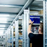 Seit dem Start im Oktober 2025 hat sich der Webshop für Perkins Original-Ersatzteile in Italien laut BU Power Systems als zusätzlicher digitaler Vertriebskanal etabliert. Kunden können dort rund um die Uhr bestellen, Verfügbarkeiten in Echtzeit prüfen und profitieren von kurzen Lieferzeiten; weitere Rollouts, unter anderem für Deutschland und Polen, sind geplant. Seit dem Start im Oktober 2025 hat sich der Webshop für Perkins Original-Ersatzteile in Italien laut BU Power Systems als zusätzlicher digitaler Vertriebskanal etabliert. Kunden können dort rund um die Uhr bestellen, Verfügbarkeiten in Echtzeit prüfen und profitieren von kurzen Lieferzeiten; weitere Rollouts, unter anderem für Deutschland und Polen, sind geplant.