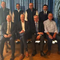 Bohnenkamp verabschiedet Thomas Pott nach über vier Jahrzehnten Unternehmenszugehörigkeit.
Obere Reihe v.l.n.r: Heiko Holthaus, Karsten Krückeberg, Gert Timmer, Çağlar Tosun
Untere Reifeh v.l.n.r.: Michael Rieken, Thomas Pott, Gregor Rüth, Harm Jonkeren-Bohnenkamp
Bohnenkamp verabschiedet Thomas Pott nach über vier Jahrzehnten Unternehmenszugehörigkeit.
Obere Reihe v.l.n.r: Heiko Holthaus, Karsten Krückeberg, Gert Timmer, Çağlar Tosun
Untere Reifeh v.l.n.r.: Michael Rieken, Thomas Pott, Gregor Rüth, Harm Jonkeren-Bohnenkamp