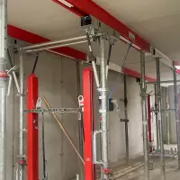 In Zeiten steigender Baukosten, Fachkräftemangel und immer strenger werdenden Arbeitsschutzvorschriften hat die Firma Mayer Schaltechnik eine bahnbrechende Lösung entwickelt: die klappMAX Deckenschalung. Eine innovative Schalbox die als Antwort auf viele Herausforderungen der modernen Bauindustrie dienen soll.
In Zeiten steigender Baukosten, Fachkräftemangel und immer strenger werdenden Arbeitsschutzvorschriften hat die Firma Mayer Schaltechnik eine bahnbrechende Lösung entwickelt: die klappMAX Deckenschalung. Eine innovative Schalbox die als Antwort auf viele Herausforderungen der modernen Bauindustrie dienen soll.