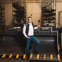 Ralf Haberl, Vertriebsleiter Rädlinger Maschinenbau: „Für mich gehören Vertrieb, Technik und Fertigung zusammen: Wenn wir Schnittstellen sauber definieren, werden Angebote schneller, Rückfragen weniger und Projekte planbarer.“
Ralf Haberl, Vertriebsleiter Rädlinger Maschinenbau: „Für mich gehören Vertrieb, Technik und Fertigung zusammen: Wenn wir Schnittstellen sauber definieren, werden Angebote schneller, Rückfragen weniger und Projekte planbarer.“