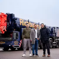 FotoCredit/Gruppenfoto: Liebherr / von links: Anton Pätzold, Matthias Richter und Martin Krusche
FotoCredit/Gruppenfoto: Liebherr / von links: Anton Pätzold, Matthias Richter und Martin Krusche