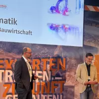 Christian Meschnig, CEO Rosenberger Telematic und Dipl.-Ing. Christoph Kellner, Projektmanagement Telematik Strabag BMTI gemeinsam auf der Bühne des VDBUM Großseminars. Christian Meschnig, CEO Rosenberger Telematic und Dipl.-Ing. Christoph Kellner, Projektmanagement Telematik Strabag BMTI gemeinsam auf der Bühne des VDBUM Großseminars.