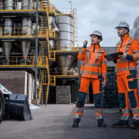 Schöffel Pro präsentierte auf der IFAT München Warnschutzkleidung für warme Arbeitstage im Freien. Die Kollektion umfasst Hi-Vis-Oberteile mit UV-Schutz und Feuchtigkeitsmanagement sowie kombinierbare Arbeitshosen mit robusten Materialien und Stretch-Zonen. Schöffel Pro präsentierte auf der IFAT München Warnschutzkleidung für warme Arbeitstage im Freien. Die Kollektion umfasst Hi-Vis-Oberteile mit UV-Schutz und Feuchtigkeitsmanagement sowie kombinierbare Arbeitshosen mit robusten Materialien und Stretch-Zonen.