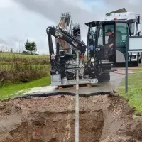 Das vollautomatische Gestänge-Wechselsystem des 20N entlastet den Bediener und automatisiert die Abläufe. Ein fernbedienbarer Ladekran ist eine sinnvolle Option für sicheres Handling von Gestängen, Boxen und Zubehör.
Das vollautomatische Gestänge-Wechselsystem des 20N entlastet den Bediener und automatisiert die Abläufe. Ein fernbedienbarer Ladekran ist eine sinnvolle Option für sicheres Handling von Gestängen, Boxen und Zubehör.
