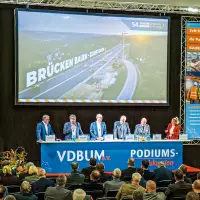 Einigkeit auf dem Podium: Die Akteure der Branche haben sich auf die anstehenden Bauaufgaben vorbereitet. Nun ist die Politik am Zuge. Quelle: Treffpunkt.Bau
Einigkeit auf dem Podium: Die Akteure der Branche haben sich auf die anstehenden Bauaufgaben vorbereitet. Nun ist die Politik am Zuge. Quelle: Treffpunkt.Bau