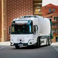Volvo Trucks stellt auf der IFAT 2026 in Halle C6, Stand 417 zwei Elektrofahrzeuge vor, unter anderem den Volvo FM Low Entry als Abfallsammelfahrzeug, das erste von Volvo Trucks eingeführte rein elektrische Modell.
Volvo Trucks stellt auf der IFAT 2026 in Halle C6, Stand 417 zwei Elektrofahrzeuge vor, unter anderem den Volvo FM Low Entry als Abfallsammelfahrzeug, das erste von Volvo Trucks eingeführte rein elektrische Modell.