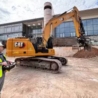Fahrer Iulian Chirila bewegt den Cat 330 mit einer Steuerkonsole. Fahrer Iulian Chirila bewegt den Cat 330 mit einer Steuerkonsole.