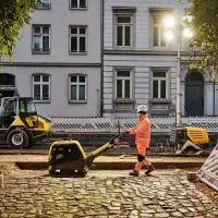 Entlang der Hamburger Elbchaussee saniert die STRABAG umfassend die dortigen Trinkwasserleitungen, die Strom- und Gasinfrastruktur und erneuert Gehwege und Fahrbahnen.
Entlang der Hamburger Elbchaussee saniert die STRABAG umfassend die dortigen Trinkwasserleitungen, die Strom- und Gasinfrastruktur und erneuert Gehwege und Fahrbahnen.