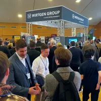 Zahlreiche Besucher nutzten am Messestand die Möglichkeit, sich mit den Experten der Wirtgen Group auszutauschen.
Zahlreiche Besucher nutzten am Messestand die Möglichkeit, sich mit den Experten der Wirtgen Group auszutauschen.
