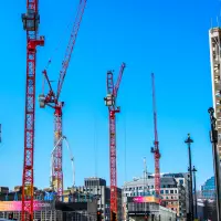 Aktuell stehen vier von insgesamt neun WOLFF Wippern auf der Baustelle 1 Victoria Street. Nach der anspruchsvollen Demontage Ende 2026 beginnt die Hauptbauphase mit vier Wippern, die auf dem Dach des Gebäudes aufgestellt werden.
Aktuell stehen vier von insgesamt neun WOLFF Wippern auf der Baustelle 1 Victoria Street. Nach der anspruchsvollen Demontage Ende 2026 beginnt die Hauptbauphase mit vier Wippern, die auf dem Dach des Gebäudes aufgestellt werden.