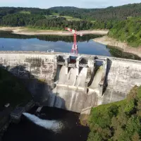 Der WOLFF 7534.16 Clear mit einer Hakenhöhe von 20,4 Metern, einer Auslegerlänge von 40,0 Metern und einer Tragfähigkeit von 16,0 Tonnen übernimmt den Austausch der Hochwasserklappen am Staudamm Barrage de Lavalette im Südosten Frankreichs. Der WOLFF 7534.16 Clear mit einer Hakenhöhe von 20,4 Metern, einer Auslegerlänge von 40,0 Metern und einer Tragfähigkeit von 16,0 Tonnen übernimmt den Austausch der Hochwasserklappen am Staudamm Barrage de Lavalette im Südosten Frankreichs.