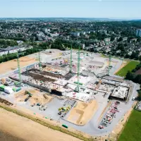 Grüner wird es nicht: Fünf von sechs „Wölffen“ sind aktuell auf der Memminger Baustelle dafür verantwortlich 60.000 Kubikmeter Beton und 10.000 Tonnen Stahl umzuschlagen. Sie werden noch bis Ende 2026 dort arbeiten.
Grüner wird es nicht: Fünf von sechs „Wölffen“ sind aktuell auf der Memminger Baustelle dafür verantwortlich 60.000 Kubikmeter Beton und 10.000 Tonnen Stahl umzuschlagen. Sie werden noch bis Ende 2026 dort arbeiten.