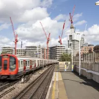 Weder nicht überschwenkbare U-Bahngleise noch Wohnhäuser, erschwerte Platzverhältnisse oder knappe Zeitpläne konnten die roten „Wölffe“ stoppen. Weder nicht überschwenkbare U-Bahngleise noch Wohnhäuser, erschwerte Platzverhältnisse oder knappe Zeitpläne konnten die roten „Wölffe“ stoppen.