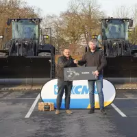 Sönke Krey (l.) und Wilhelm Laven, XCMG Vertriebsleiter Norddeutschland, bei der Übergabe der Radlader. Sönke Krey (l.) und Wilhelm Laven, XCMG Vertriebsleiter Norddeutschland, bei der Übergabe der Radlader.