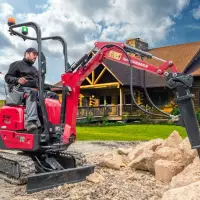 Der Yanmar SV10 Minibagger ist speziell für beengte Einsatzorte konzipiert und kombiniert kompakte Abmessungen, hohe Wendigkeit und zuverlässige Leistung für präzise Arbeiten im Bau- und Renovierungsbereich. (Foto: © Yanmar Compact Equipment)
Der Yanmar SV10 Minibagger ist speziell für beengte Einsatzorte konzipiert und kombiniert kompakte Abmessungen, hohe Wendigkeit und zuverlässige Leistung für präzise Arbeiten im Bau- und Renovierungsbereich. (Foto: © Yanmar Compact Equipment)