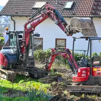 Dennis Adamczyk kam bereits während seiner Ausbildung zum Gärtner mit Yanmar-Baggern in Kontakt und setzt auch als selbstständiger Unternehmer im Garten- und Landschaftsbau auf die Maschinen des Herstellers. Besonders schätzt Adamczyk den ViO17, den er wegen seines Zero-Tail-Swing, des verstellbaren Unterwagens und der vielseitigen Anbaugeräte als flexiblen Allrounder für enge Baustellen beschreibt. Dennis Adamczyk kam bereits während seiner Ausbildung zum Gärtner mit Yanmar-Baggern in Kontakt und setzt auch als selbstständiger Unternehmer im Garten- und Landschaftsbau auf die Maschinen des Herstellers. Besonders schätzt Adamczyk den ViO17, den er wegen seines Zero-Tail-Swing, des verstellbaren Unterwagens und der vielseitigen Anbaugeräte als flexiblen Allrounder für enge Baustellen beschreibt.