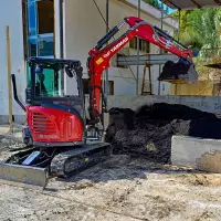 Ein Yanmar ViO38-7 und ein ViO17-1E entfernen getrockneten Klärschlamm aus 70 Abwasseraufbereitungsanlagen. Ein Yanmar ViO38-7 und ein ViO17-1E entfernen getrockneten Klärschlamm aus 70 Abwasseraufbereitungsanlagen.