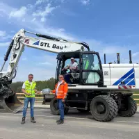 XXL-Schlüsselübergabe mit Hartmut Horn (rechts), Geschäftsführer der BHS-Baubetriebe, Matthias Lietsch (links), Verkaufsrepräsentant der Zeppelin Niederlassung Dresden, und Baggerfahrer Nico Lehmann in der Kabine.
XXL-Schlüsselübergabe mit Hartmut Horn (rechts), Geschäftsführer der BHS-Baubetriebe, Matthias Lietsch (links), Verkaufsrepräsentant der Zeppelin Niederlassung Dresden, und Baggerfahrer Nico Lehmann in der Kabine.