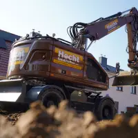 Optisch setzt der Bagger Akzente in Rehbraun. Optisch setzt der Bagger Akzente in Rehbraun.