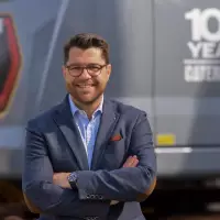 Henning Jansen, im Team fokussiert auf langfristige Kundenbindung. Henning Jansen, im Team fokussiert auf langfristige Kundenbindung.