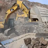 Ein Cat Kettenbagger 336 beschickt eine der größten mobilen Brecheranlagen weltweit. Ein Cat Kettenbagger 336 beschickt eine der größten mobilen Brecheranlagen weltweit.