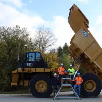 Schlüsselübergabe mit Manfred Pirker (Zweiter von links), Werkleiter der Werksgruppe Süd von SCHWENK Zement, Hanno Hoffmann (rechts), SCHWENK Produktionsleiter in Mergels-tetten, Reiner Schmid (Zweiter von rechts), Zeppelin Gebietsverkaufsleiter, und Torsten Roll-nik (links), Zeppelin Serviceberater. Schlüsselübergabe mit Manfred Pirker (Zweiter von links), Werkleiter der Werksgruppe Süd von SCHWENK Zement, Hanno Hoffmann (rechts), SCHWENK Produktionsleiter in Mergels-tetten, Reiner Schmid (Zweiter von rechts), Zeppelin Gebietsverkaufsleiter, und Torsten Roll-nik (links), Zeppelin Serviceberater.