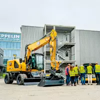 Stimmungsbild vom Werkshof in Garching: Vor der Konzernzentrale präsentierte Zeppelin den Medienvertretern unter anderem den Cat-Mobilbagger M318 sowie ein vollelektrisches Servicefahrzeug auf VW-ID.-Buzz-Basis. Quelle: Zeppelin Stimmungsbild vom Werkshof in Garching: Vor der Konzernzentrale präsentierte Zeppelin den Medienvertretern unter anderem den Cat-Mobilbagger M318 sowie ein vollelektrisches Servicefahrzeug auf VW-ID.-Buzz-Basis. Quelle: Zeppelin