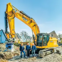 Der neue JCB 370X NLC HD im Einsatz auf einer Abbruchbaustelle in Rottenburg an der Laaber. Der 38-Tonner ersetzt bei Stadler einen bestehenden 37-Tonnen-Bagger und übernimmt schwere Aufgaben im Erdbau sowie im Abbruch. Der neue JCB 370X NLC HD im Einsatz auf einer Abbruchbaustelle in Rottenburg an der Laaber. Der 38-Tonner ersetzt bei Stadler einen bestehenden 37-Tonnen-Bagger und übernimmt schwere Aufgaben im Erdbau sowie im Abbruch.